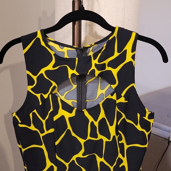 Giraffe Print Romper with pockets Size M Preloved - Picture 3 of 6